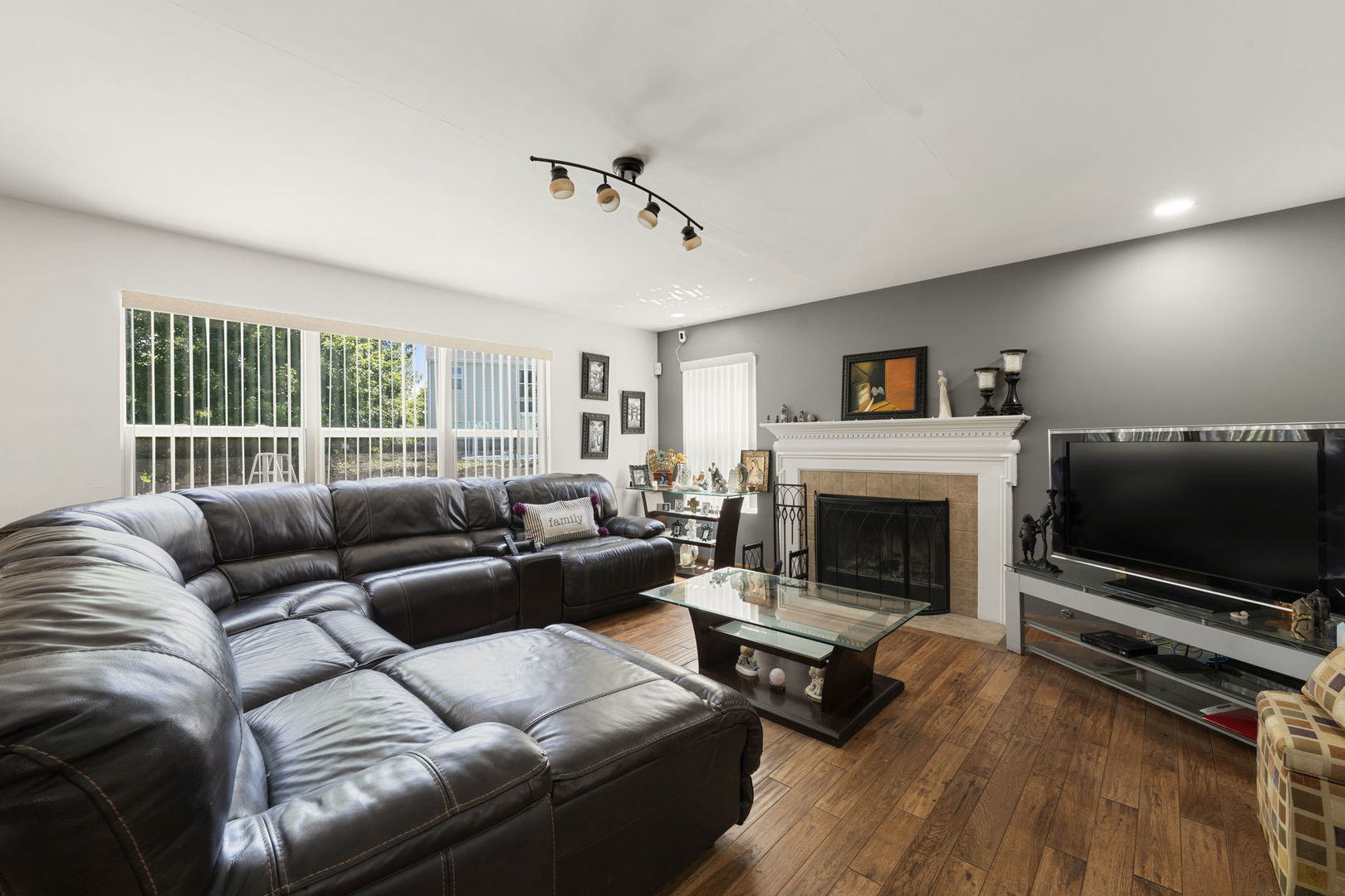 1300 Cambria Drive, Joliet, IL 60431