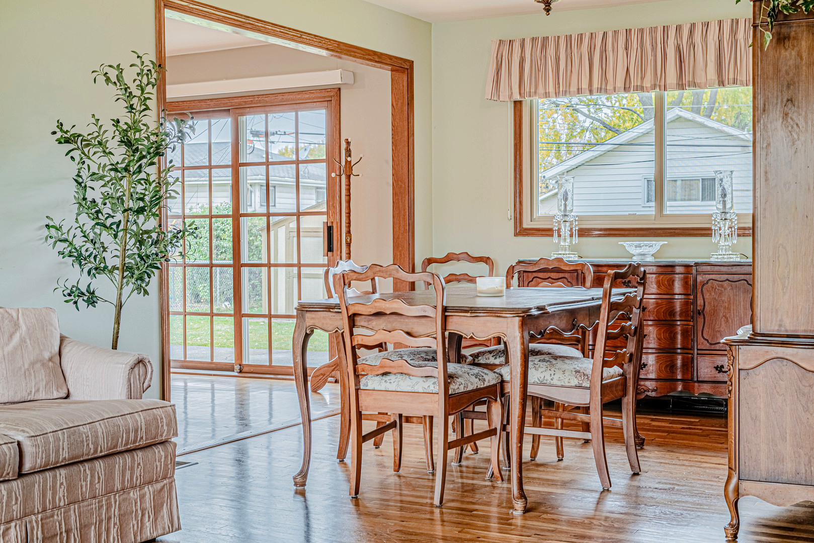 658 Illinois Boulevard, Hoffman Estates, IL 60169