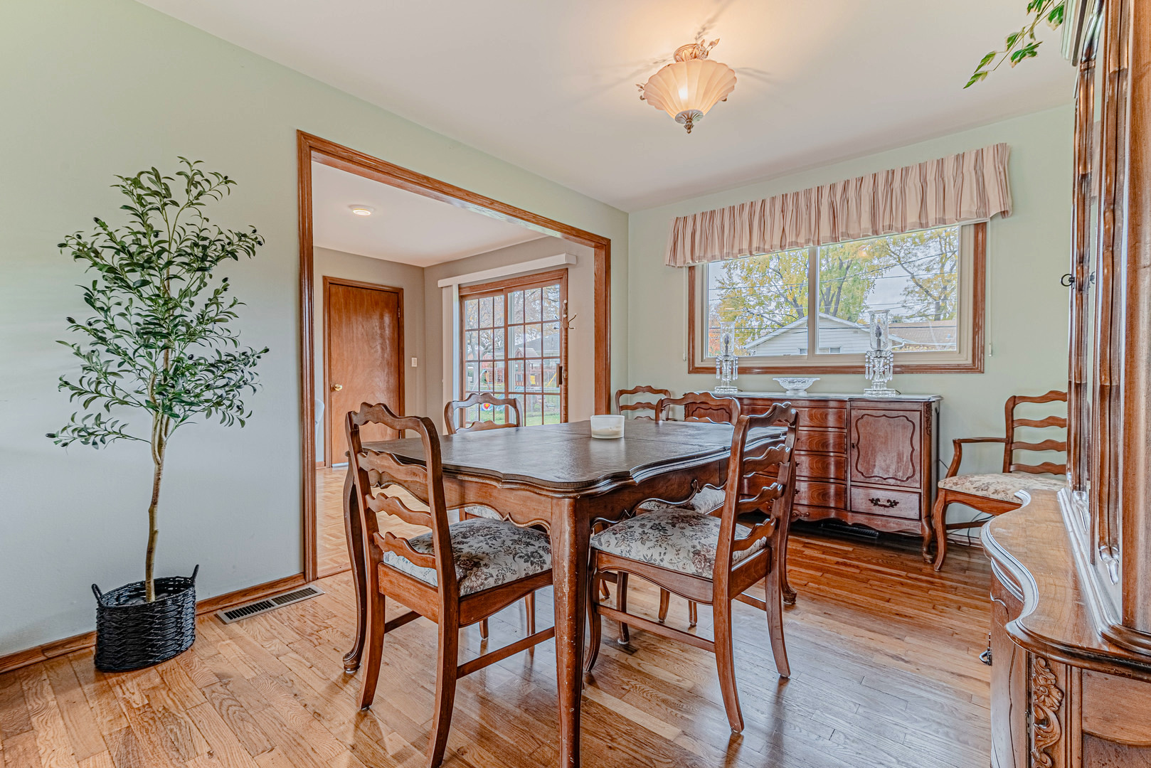 658 Illinois Boulevard, Hoffman Estates, IL 60169