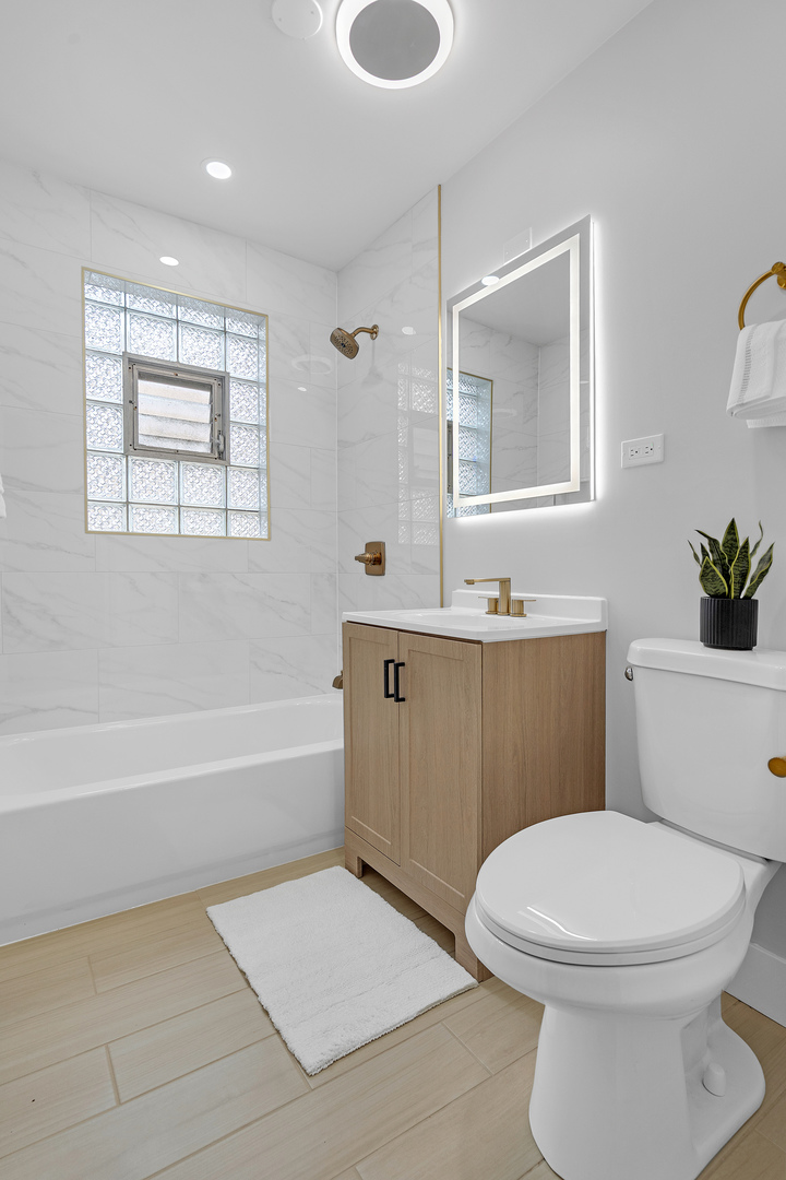 2712 W Balmoral Avenue #2E, Chicago, IL 60625