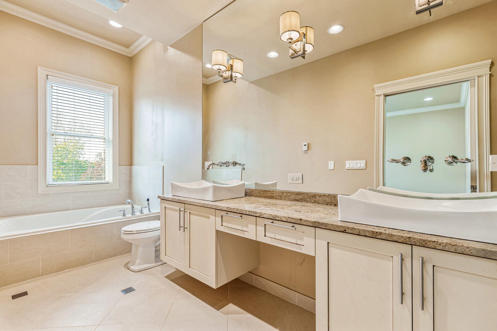 4065 S Ellis Avenue, Chicago, IL 60653