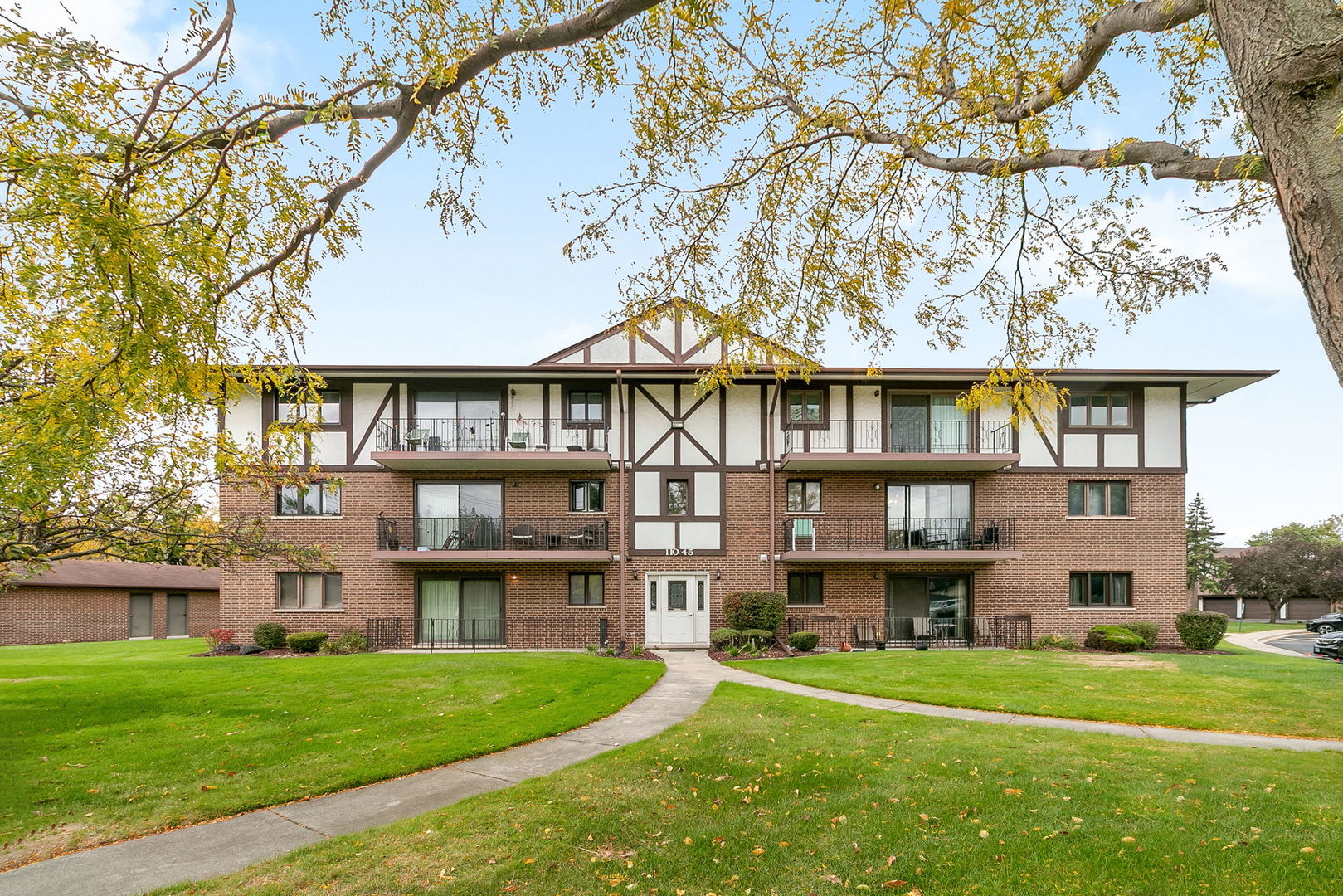 11045 S Theresa Circle #2B, Palos Hills, IL 60465