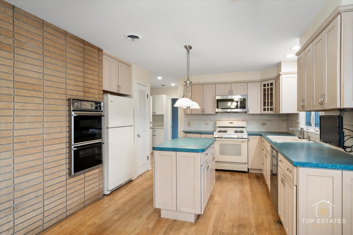 10 N Wildwood Drive, Prospect Heights, IL 60070