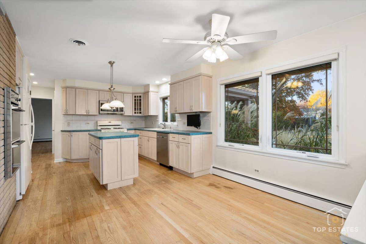 10 N Wildwood Drive, Prospect Heights, IL 60070