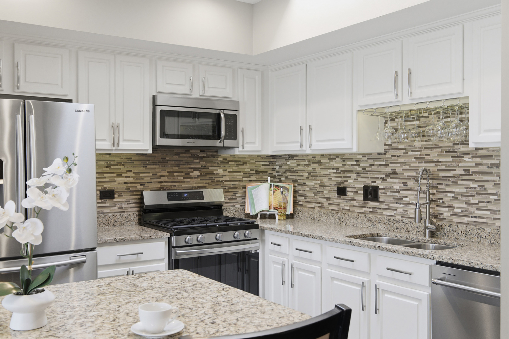 615 Perrie Drive #605, Elk Grove Village, IL 60007