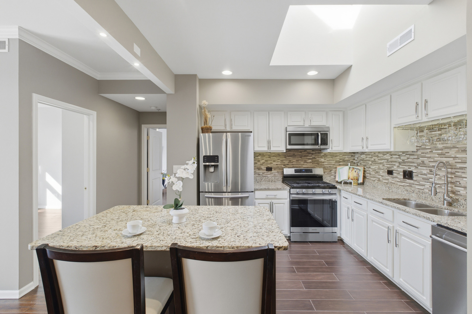 615 Perrie Drive #605, Elk Grove Village, IL 60007