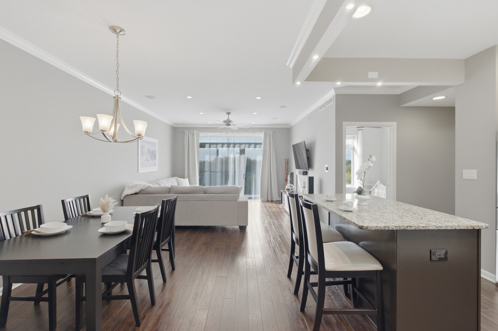 615 Perrie Drive #605, Elk Grove Village, IL 60007