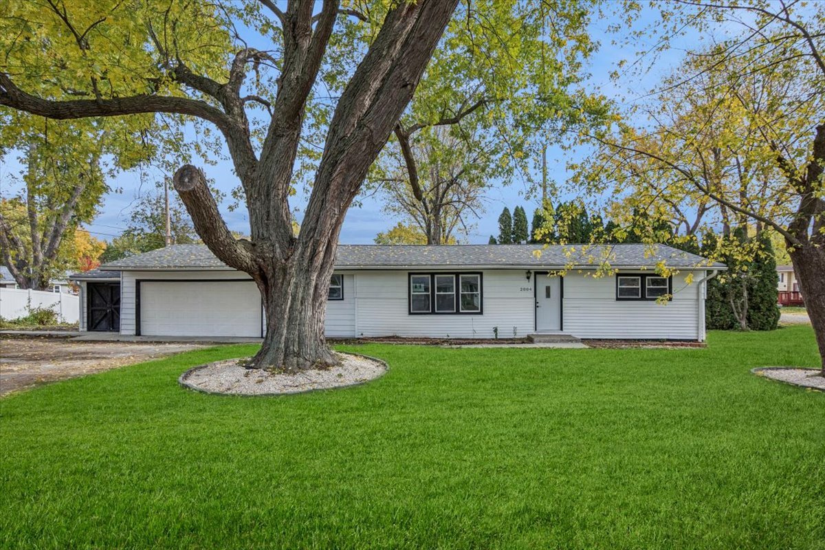 2004 Central Street, McHenry, IL 60050