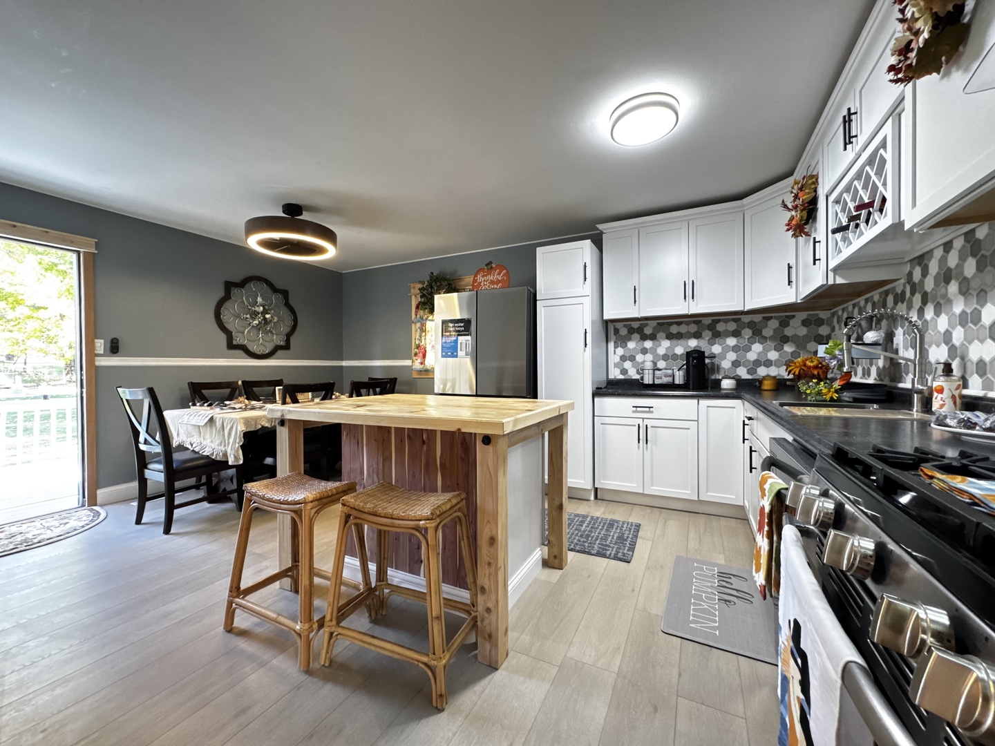 327 Tulsa Avenue, Carpentersville, IL 60110