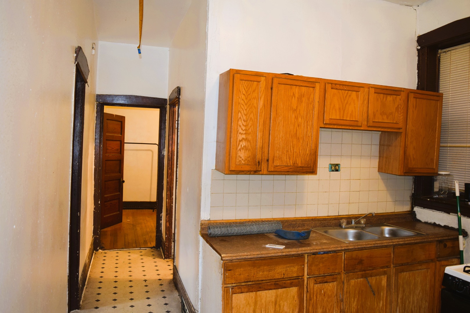 4252 W Gladys Avenue, Chicago, IL 60624