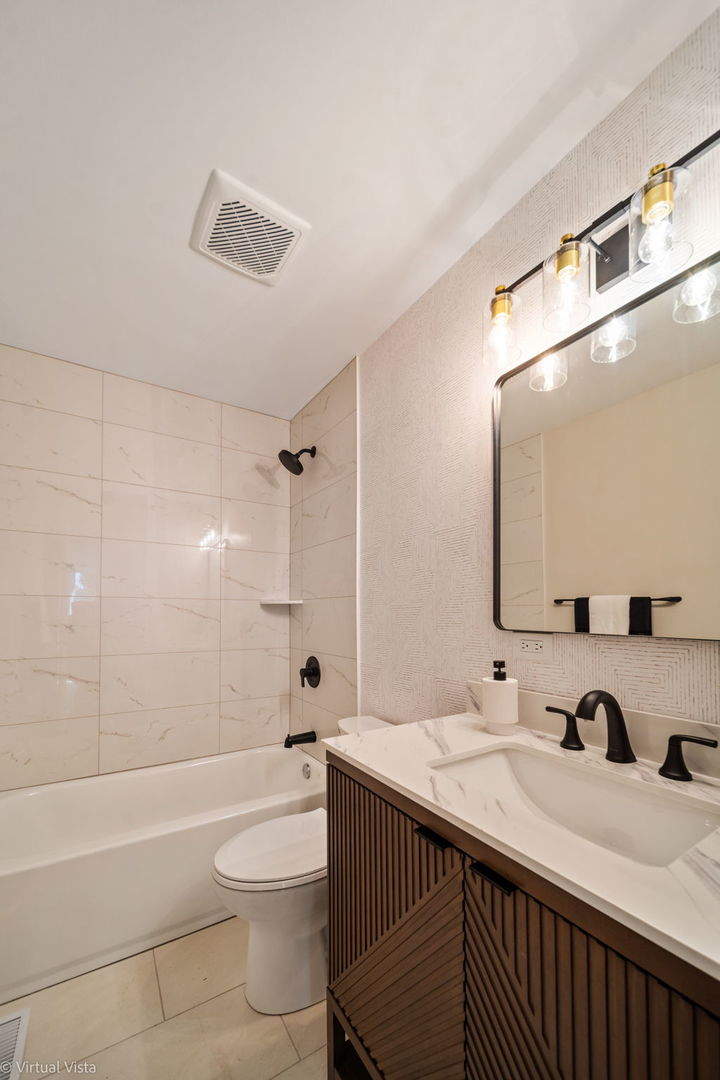 7209 Hawthorne Avenue, Woodridge, IL 60517