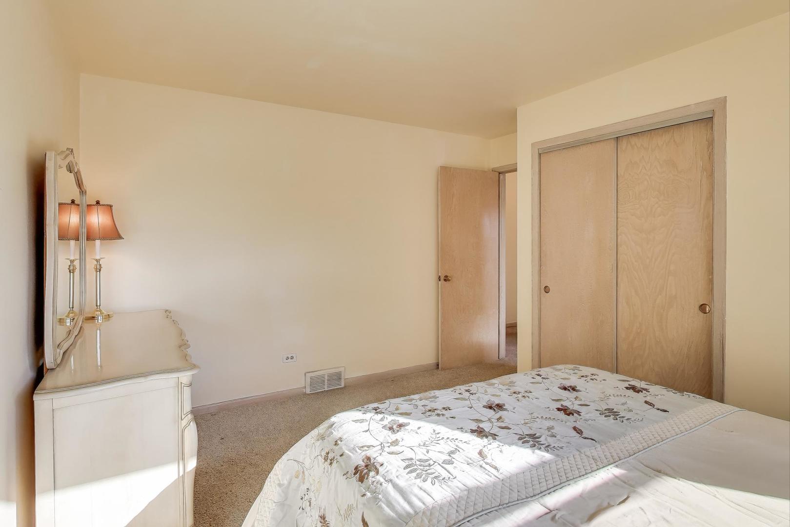 991 Wicke Avenue, Des Plaines, IL 60018