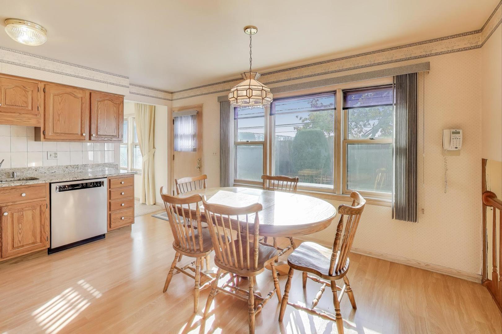 991 Wicke Avenue, Des Plaines, IL 60018