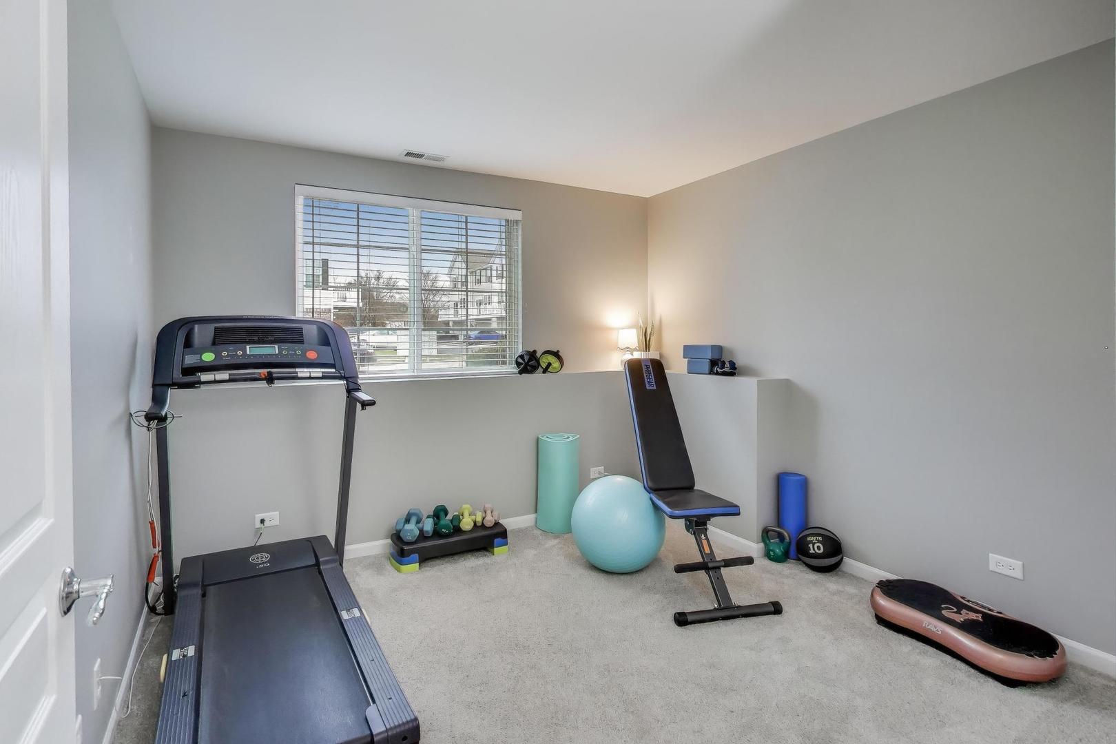 2200 Neubauer Circle, Lindenhurst, IL 60046