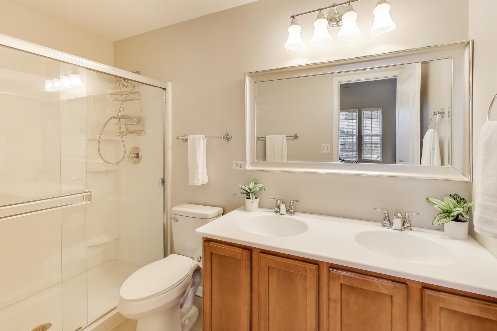 2200 Neubauer Circle, Lindenhurst, IL 60046