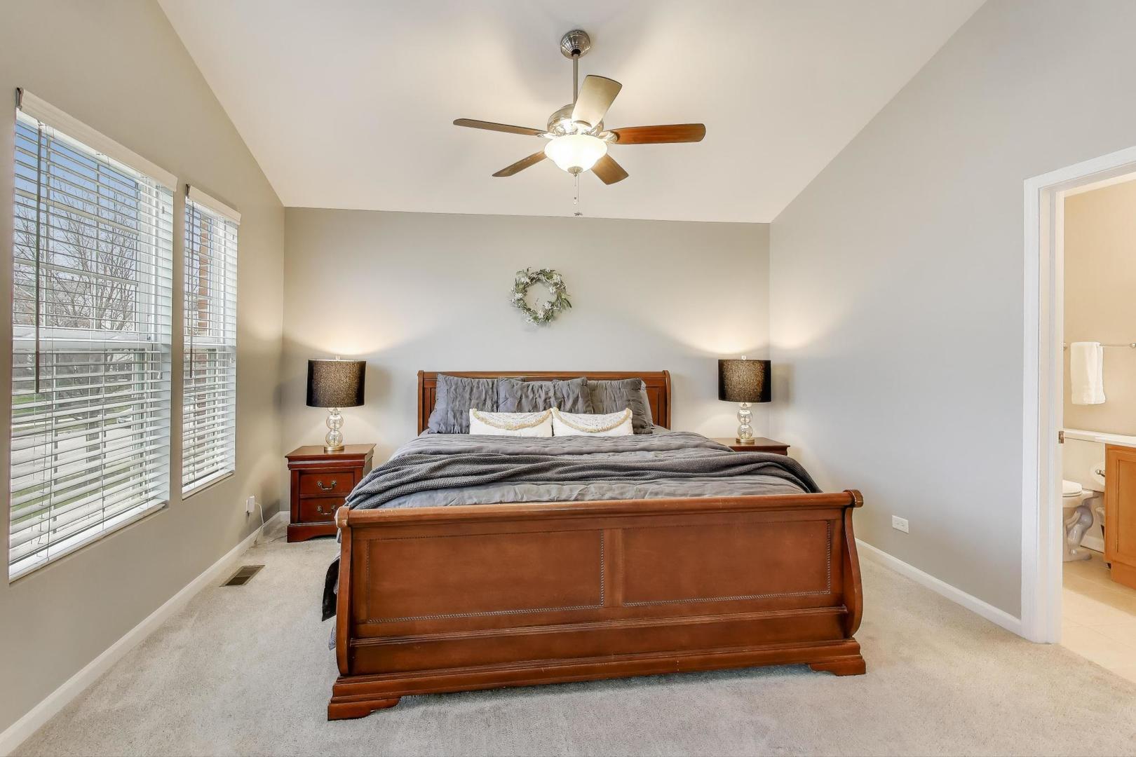 2200 Neubauer Circle, Lindenhurst, IL 60046