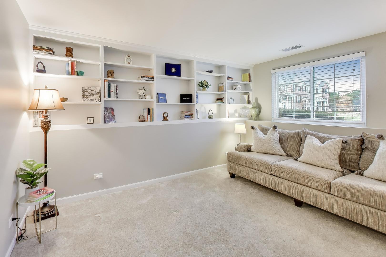 2200 Neubauer Circle, Lindenhurst, IL 60046