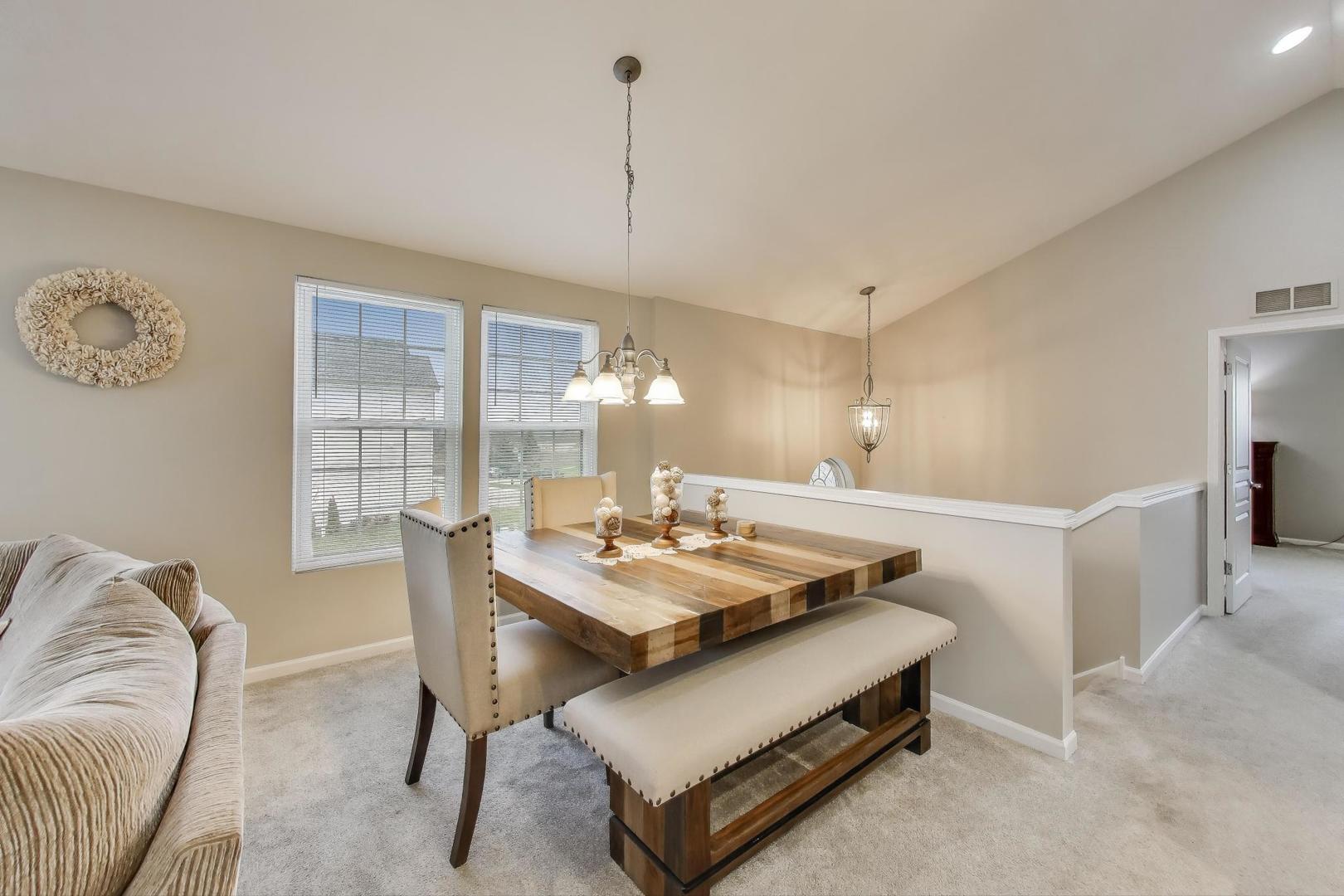 2200 Neubauer Circle, Lindenhurst, IL 60046