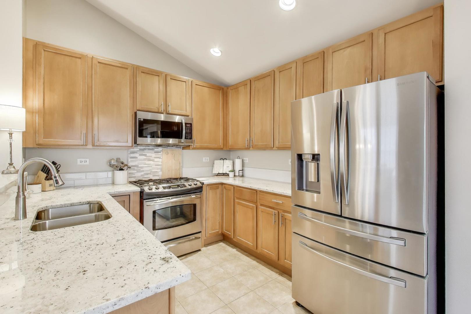 2200 Neubauer Circle, Lindenhurst, IL 60046