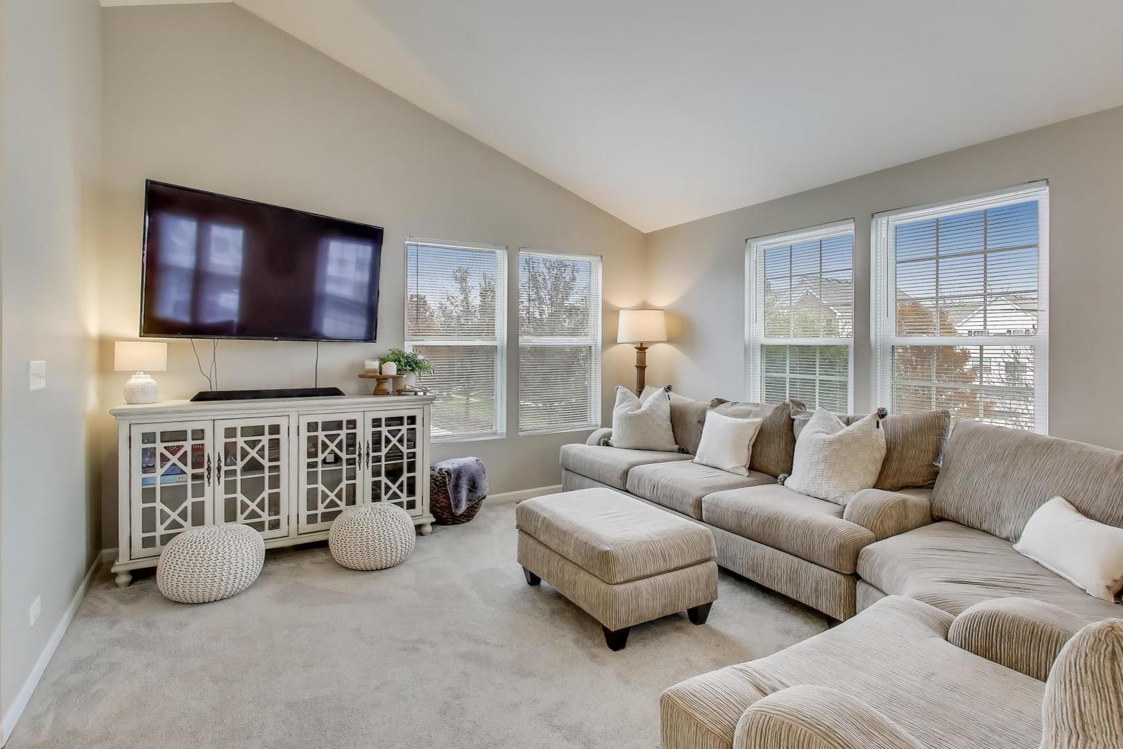 2200 Neubauer Circle, Lindenhurst, IL 60046