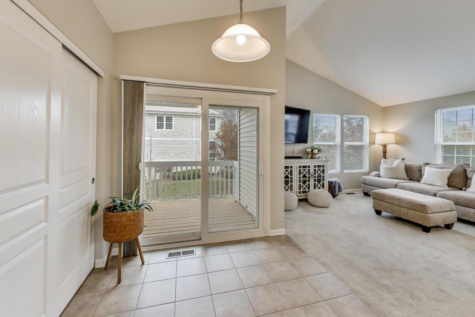 2200 Neubauer Circle, Lindenhurst, IL 60046