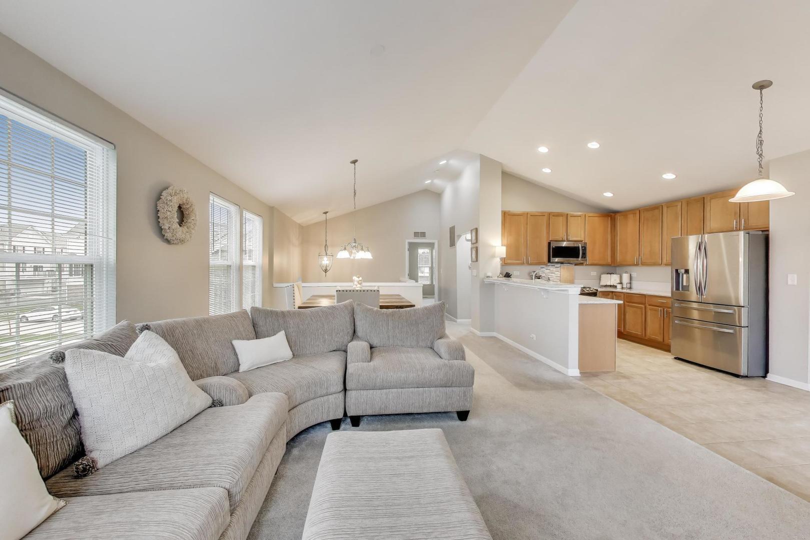 2200 Neubauer Circle, Lindenhurst, IL 60046