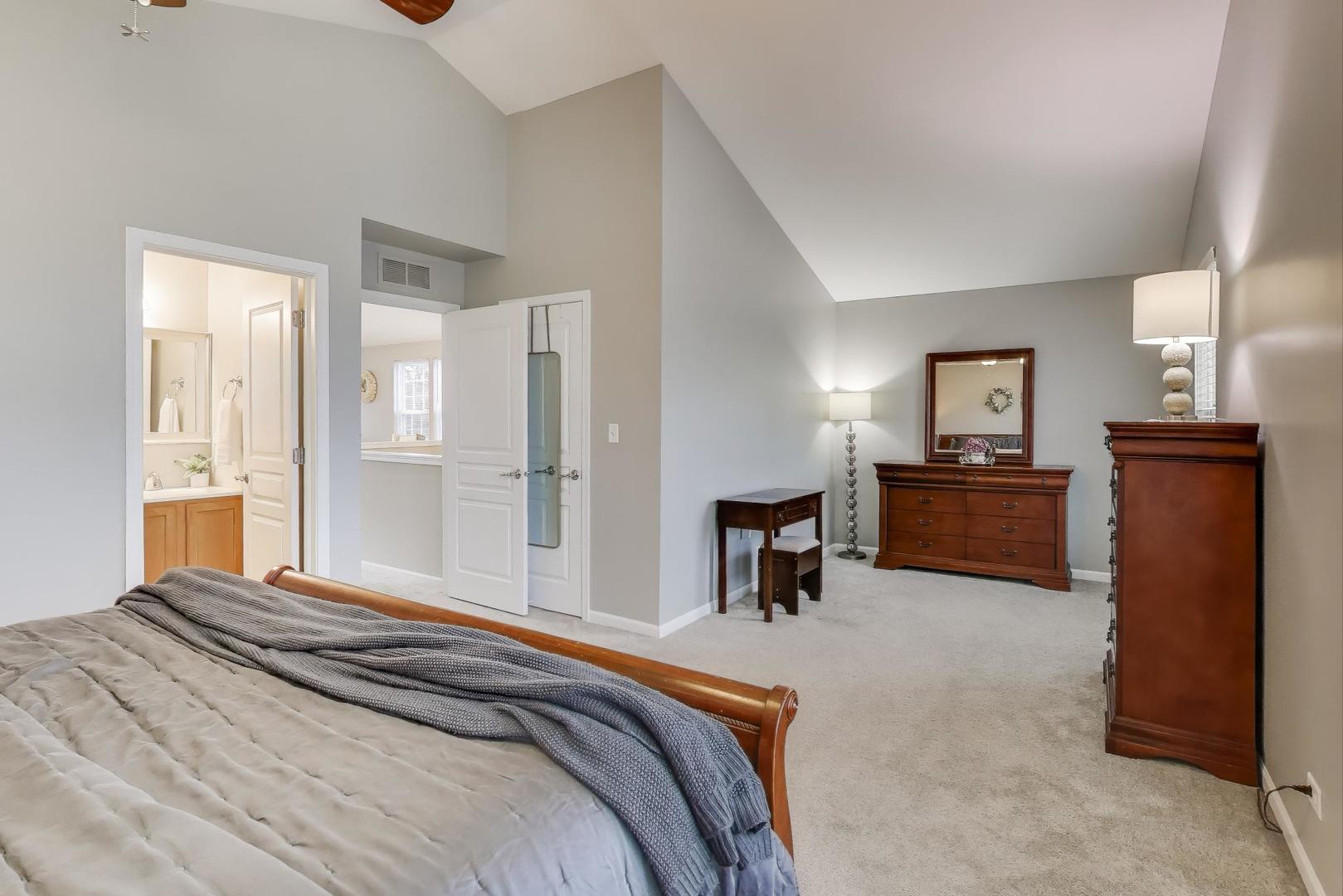 2200 Neubauer Circle, Lindenhurst, IL 60046