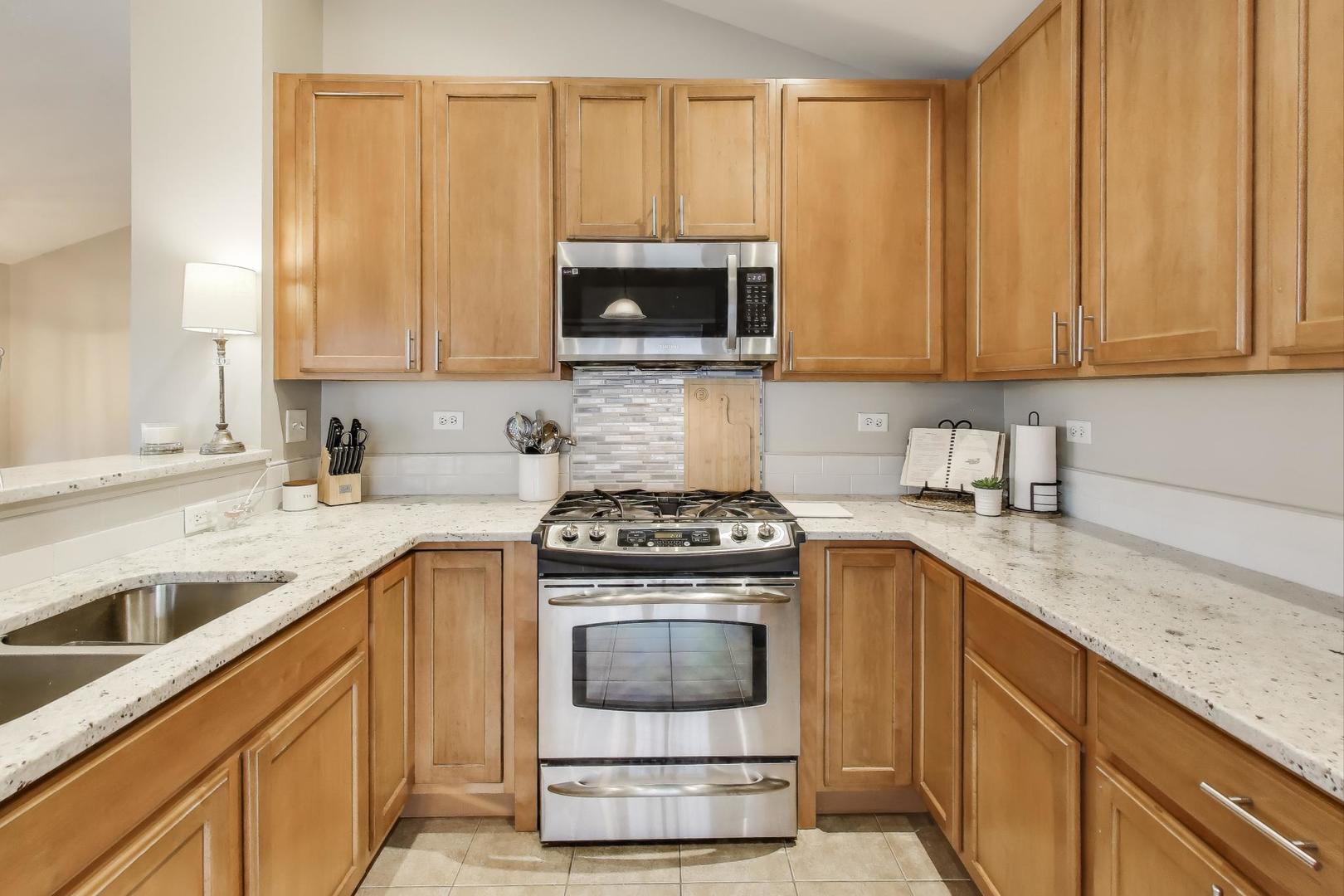 2200 Neubauer Circle, Lindenhurst, IL 60046