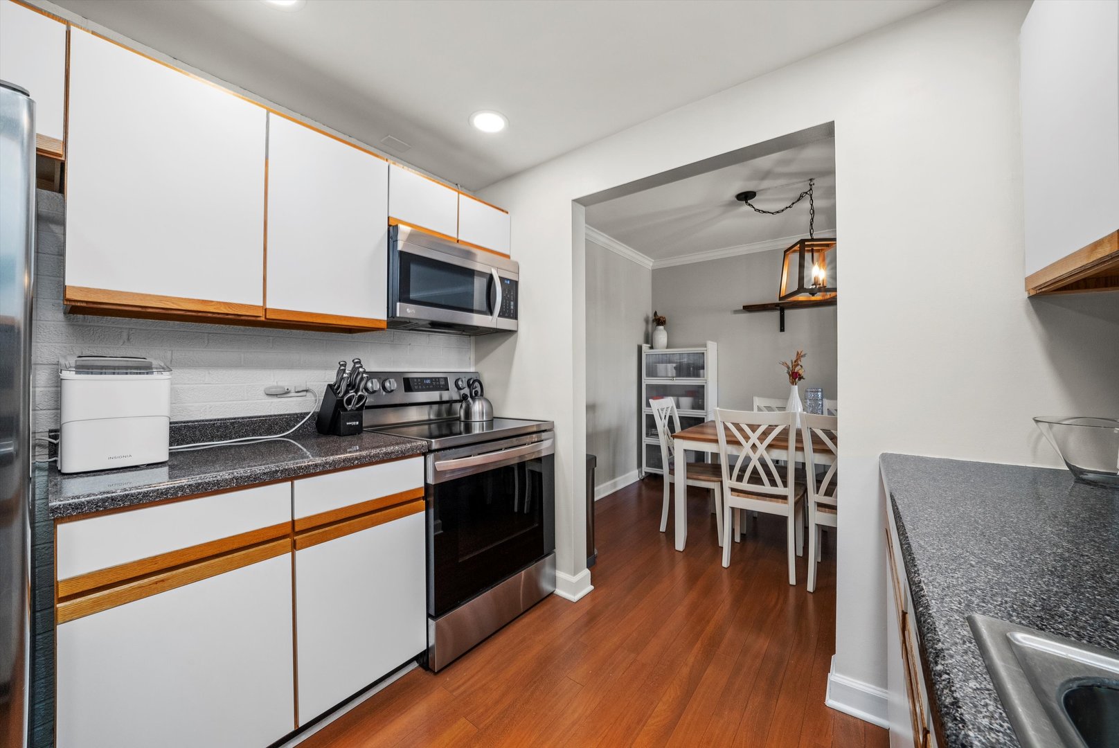 75 6th Avenue #302, La Grange, IL 60525