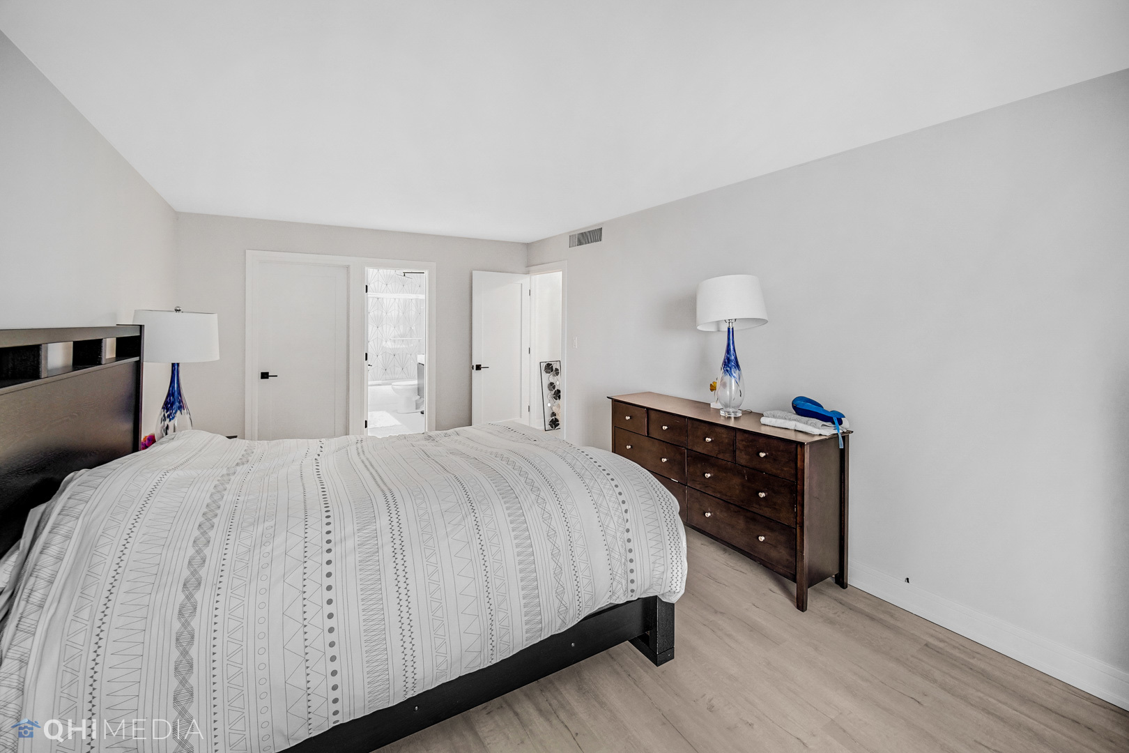 6033 N Sheridan Road #11G, Chicago, IL 60660