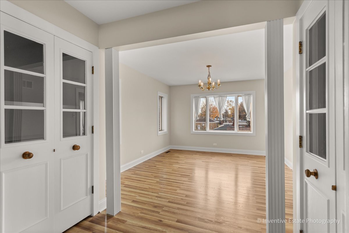 10323 Canterbury Street, Westchester, IL 60154