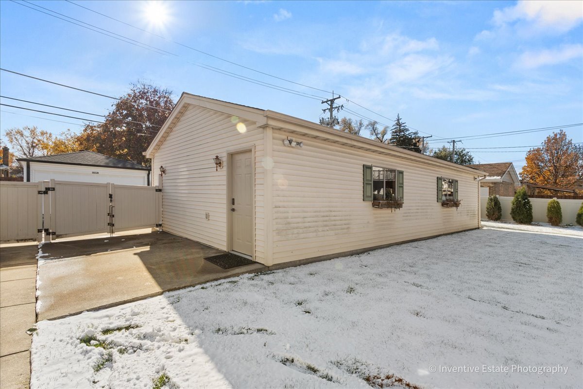 10323 Canterbury Street, Westchester, IL 60154