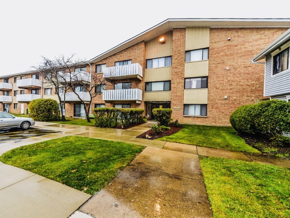 2000 Bayside Drive #301, Palatine, IL 60074
