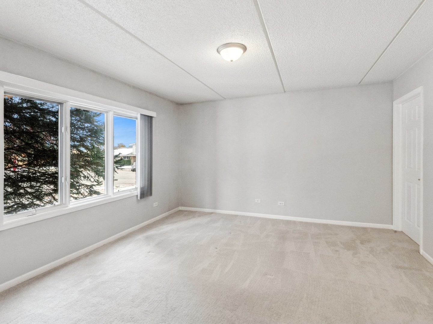 8650 N Shermer Road #102, Niles, IL 60714