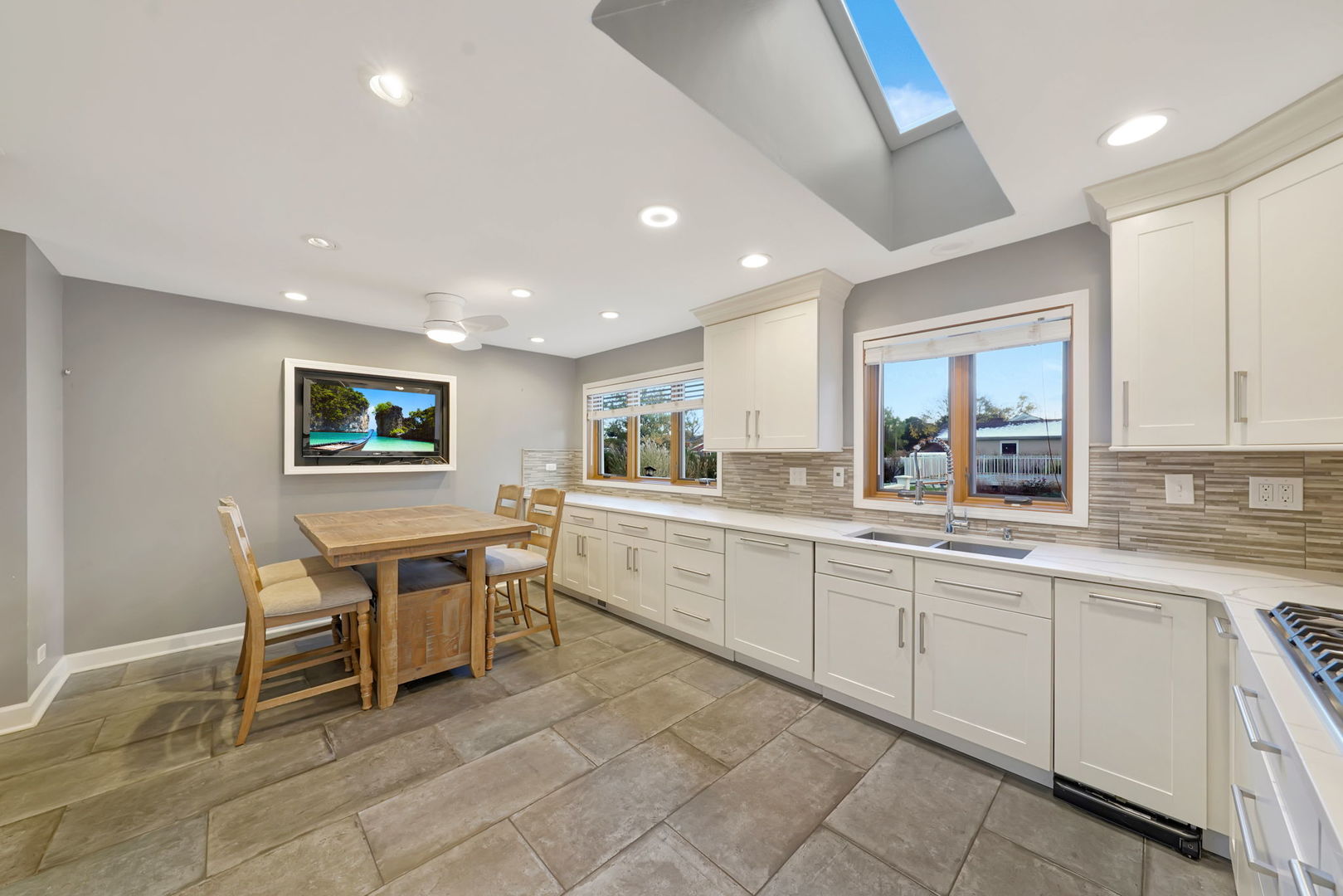 4N040 Nugent Street, Addison, IL 60101