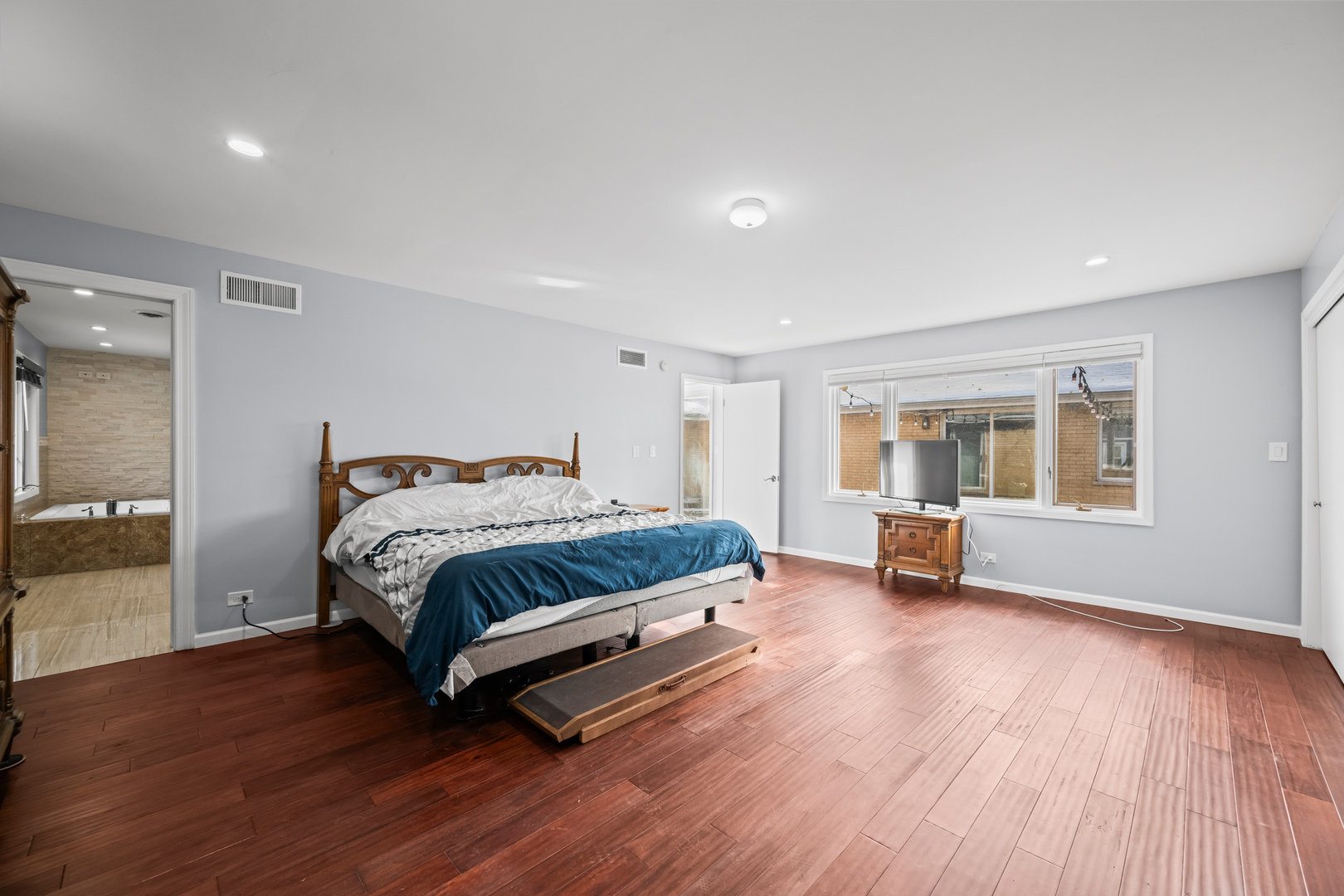 1130 N STRATFORD Road, Arlington Heights, IL 60004