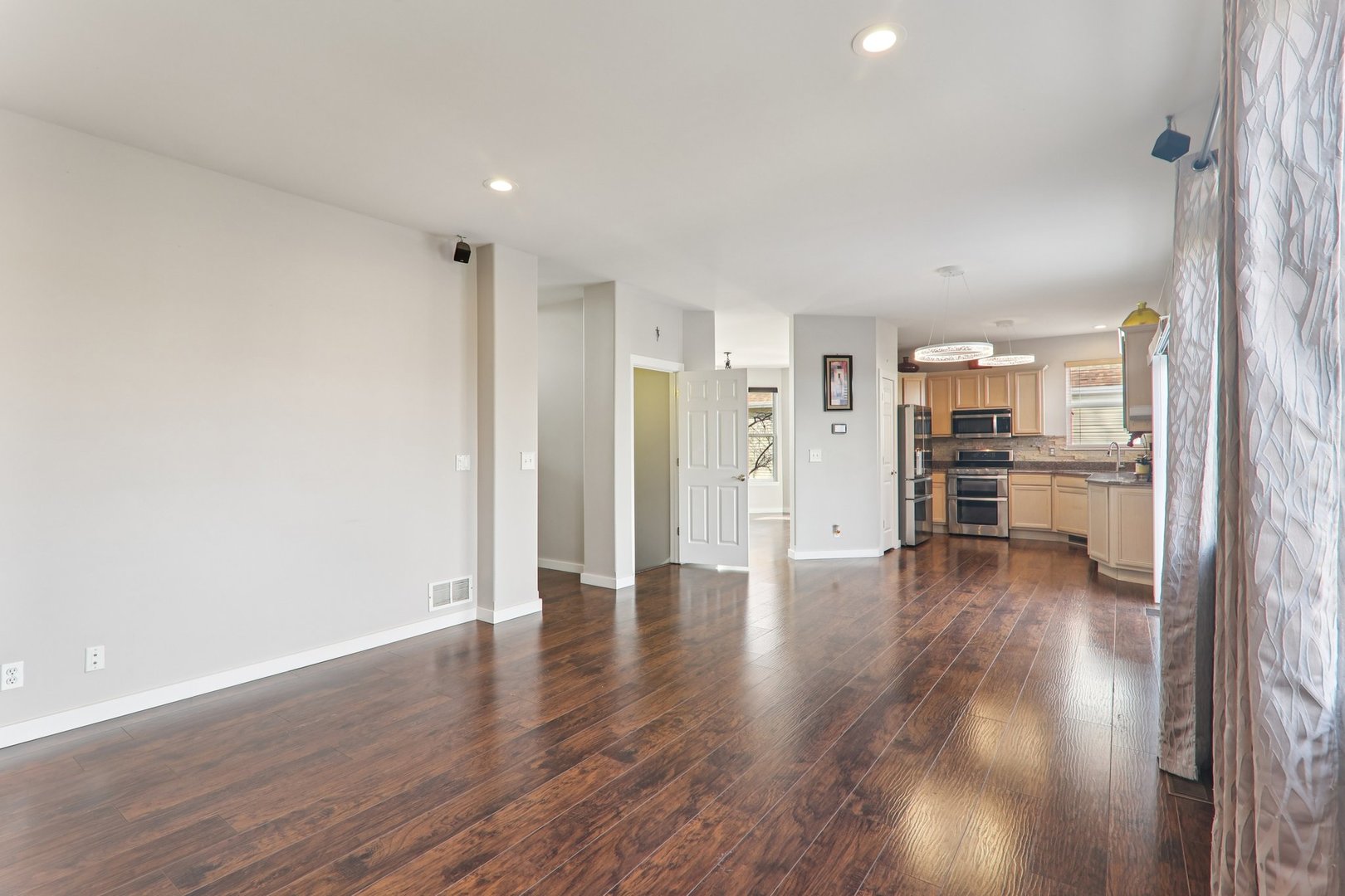 815 N Overlook Circle, Round Lake, IL 60073