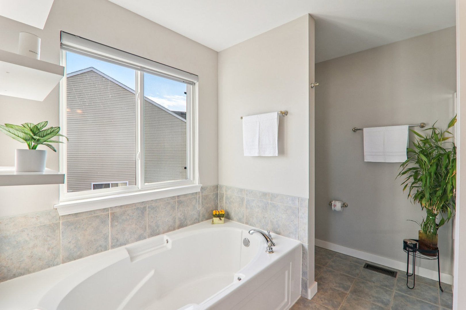 815 N Overlook Circle, Round Lake, IL 60073