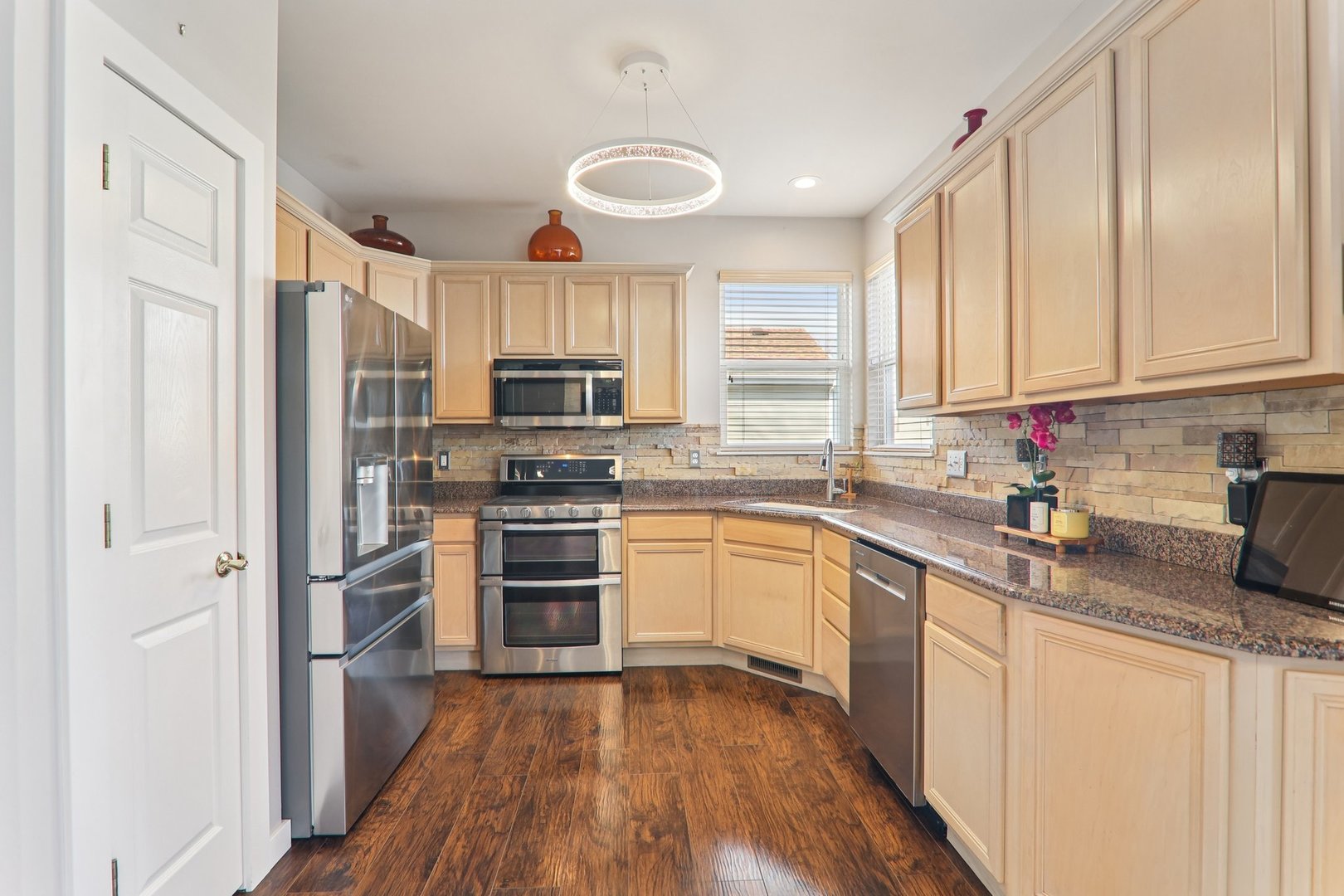 815 N Overlook Circle, Round Lake, IL 60073