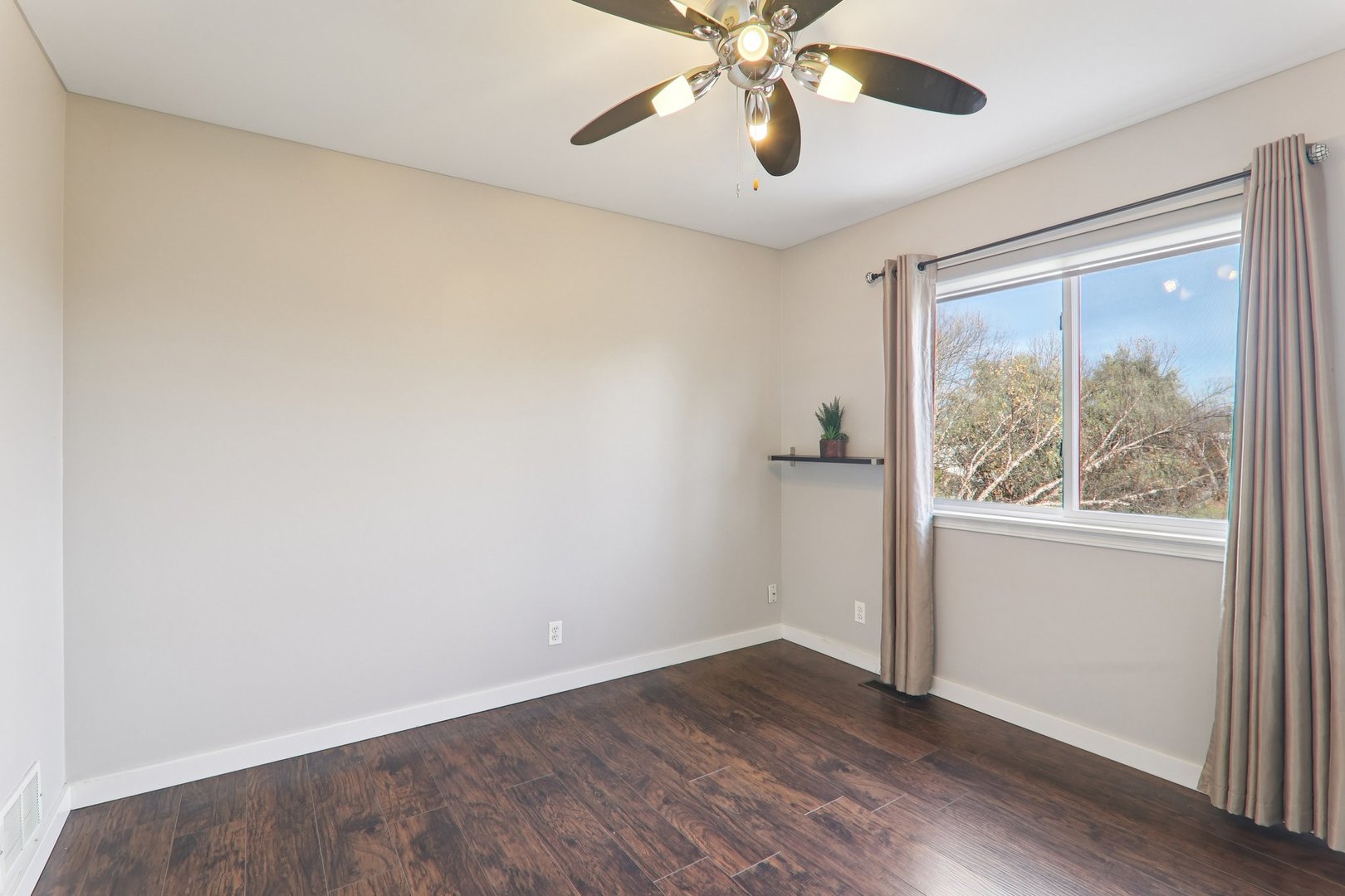 815 N Overlook Circle, Round Lake, IL 60073