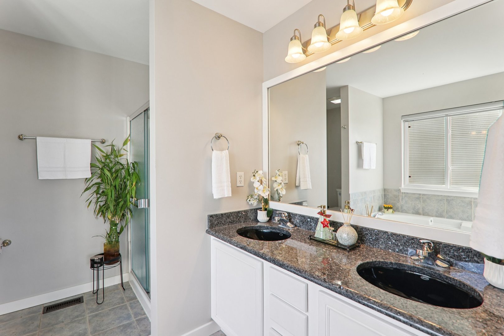 815 N Overlook Circle, Round Lake, IL 60073