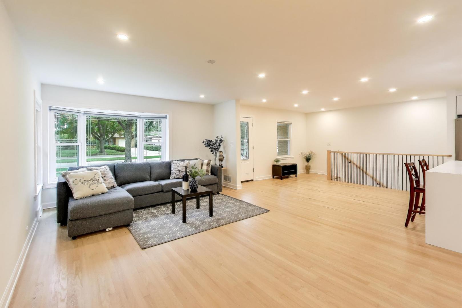 832 N Delphia Avenue, Park Ridge, IL 60068