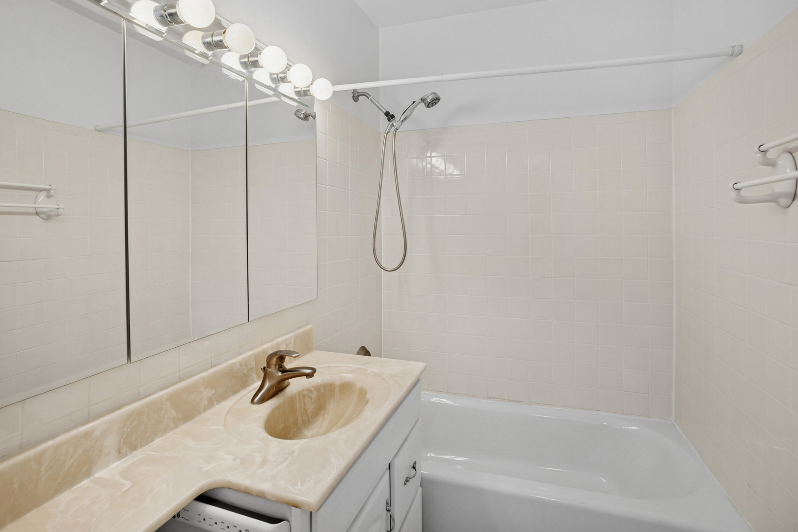 8905 Knight Avenue #211, Des Plaines, IL 60016