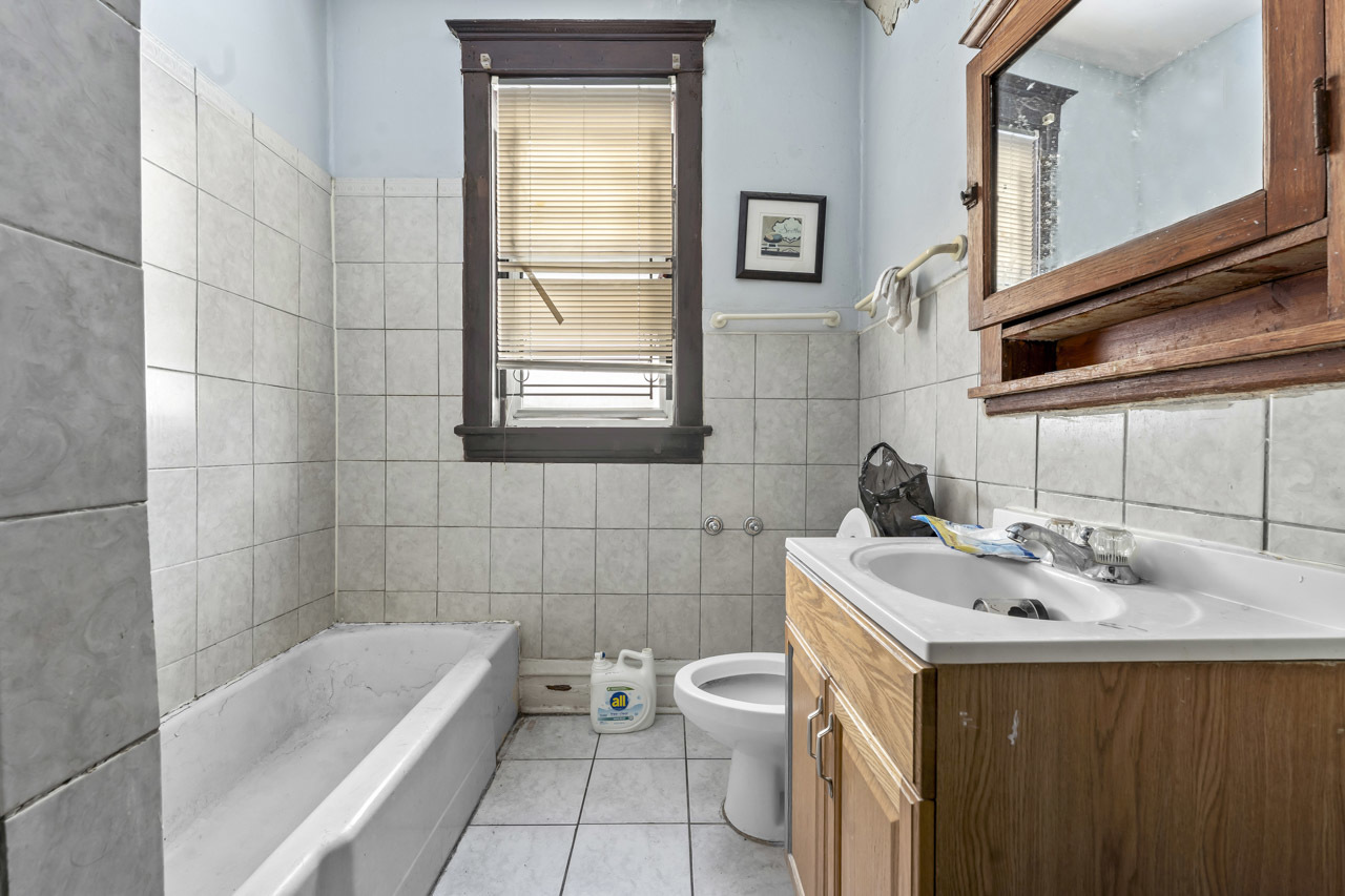 6043 S Eberhart Avenue, Chicago, IL 60637