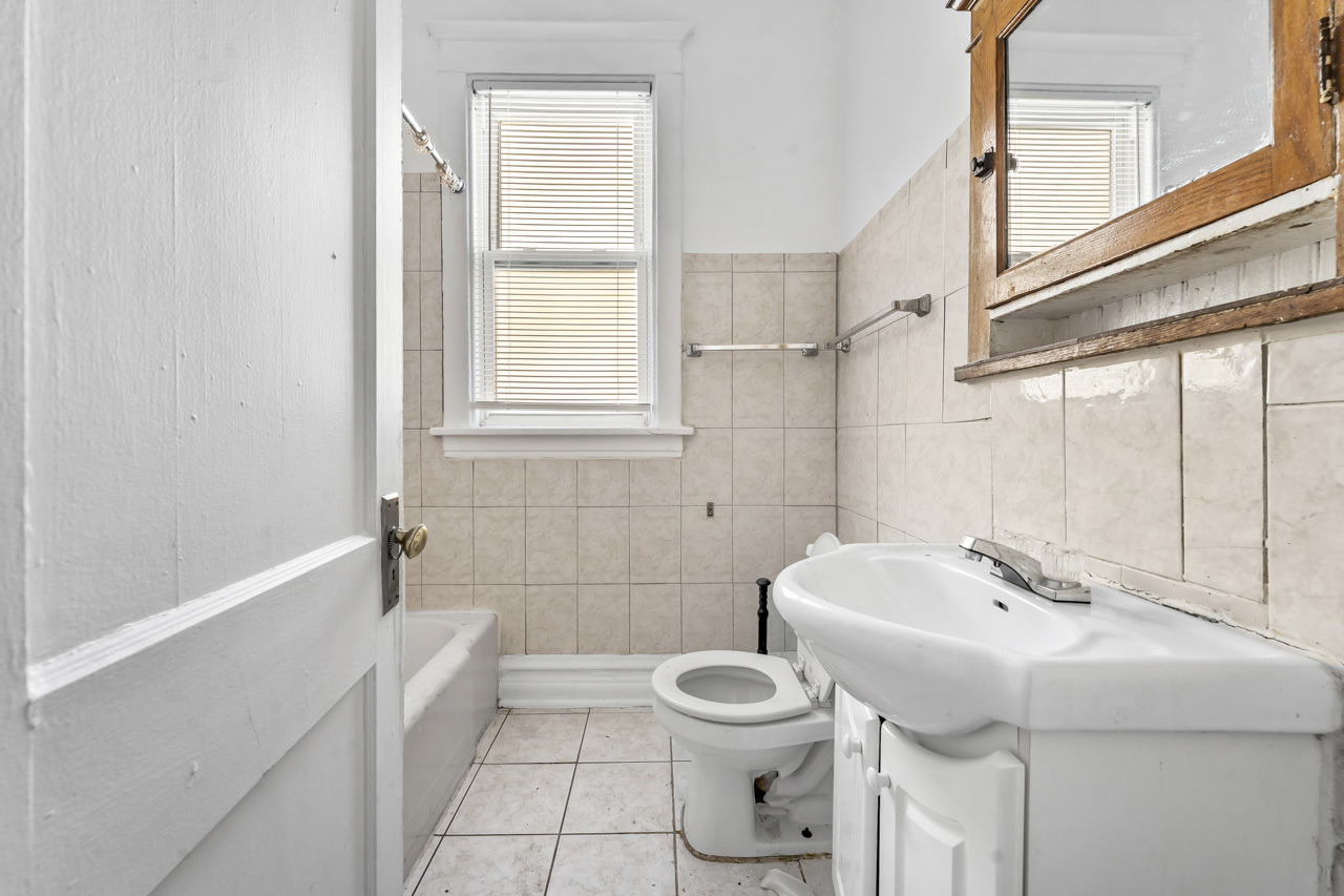 6043 S Eberhart Avenue, Chicago, IL 60637