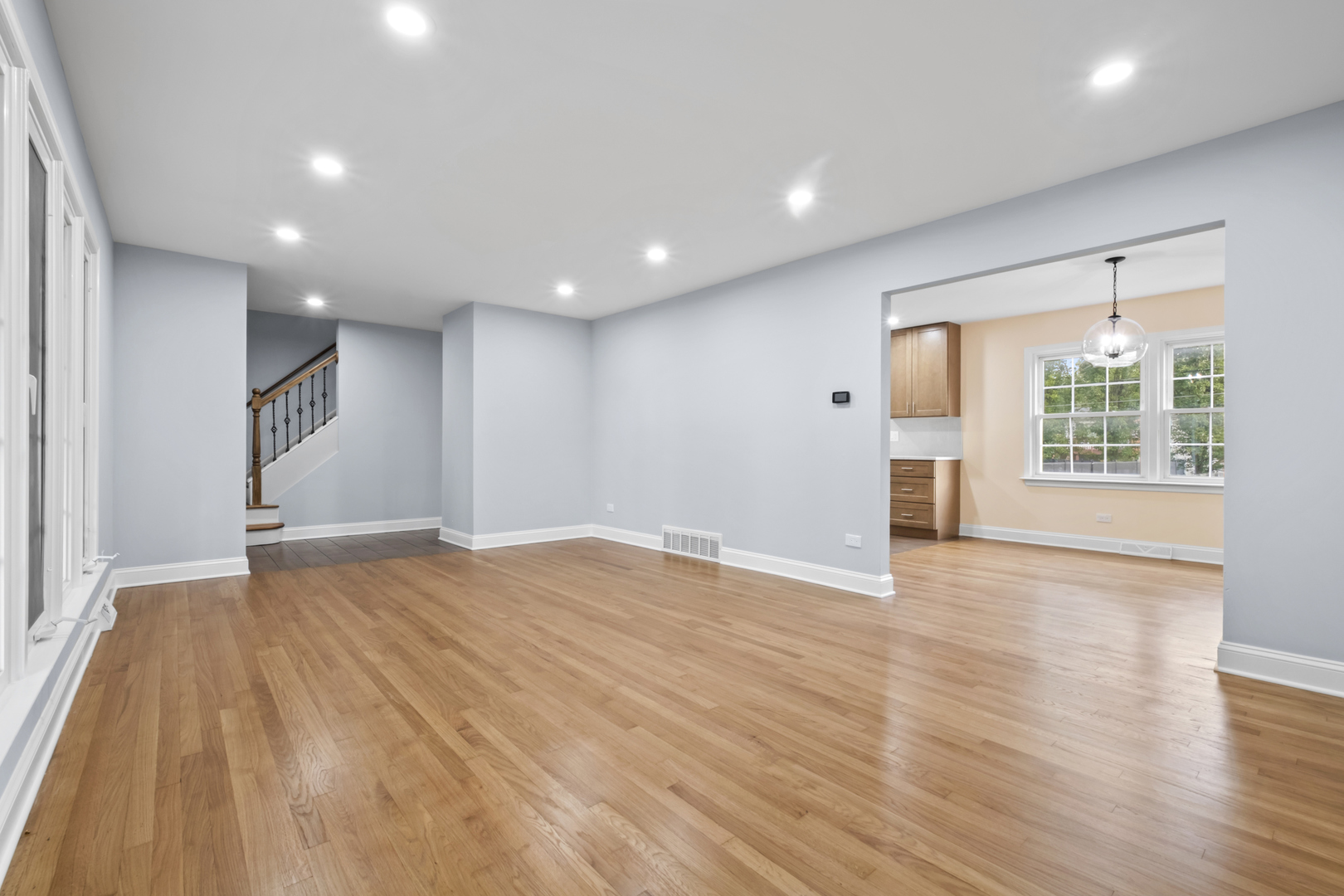 1813 E Wood Lane, Mount Prospect, IL 60056