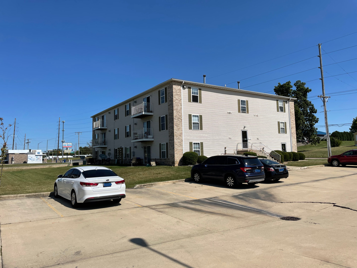 2001 S Morris Avenue, Bloomington, IL 61704