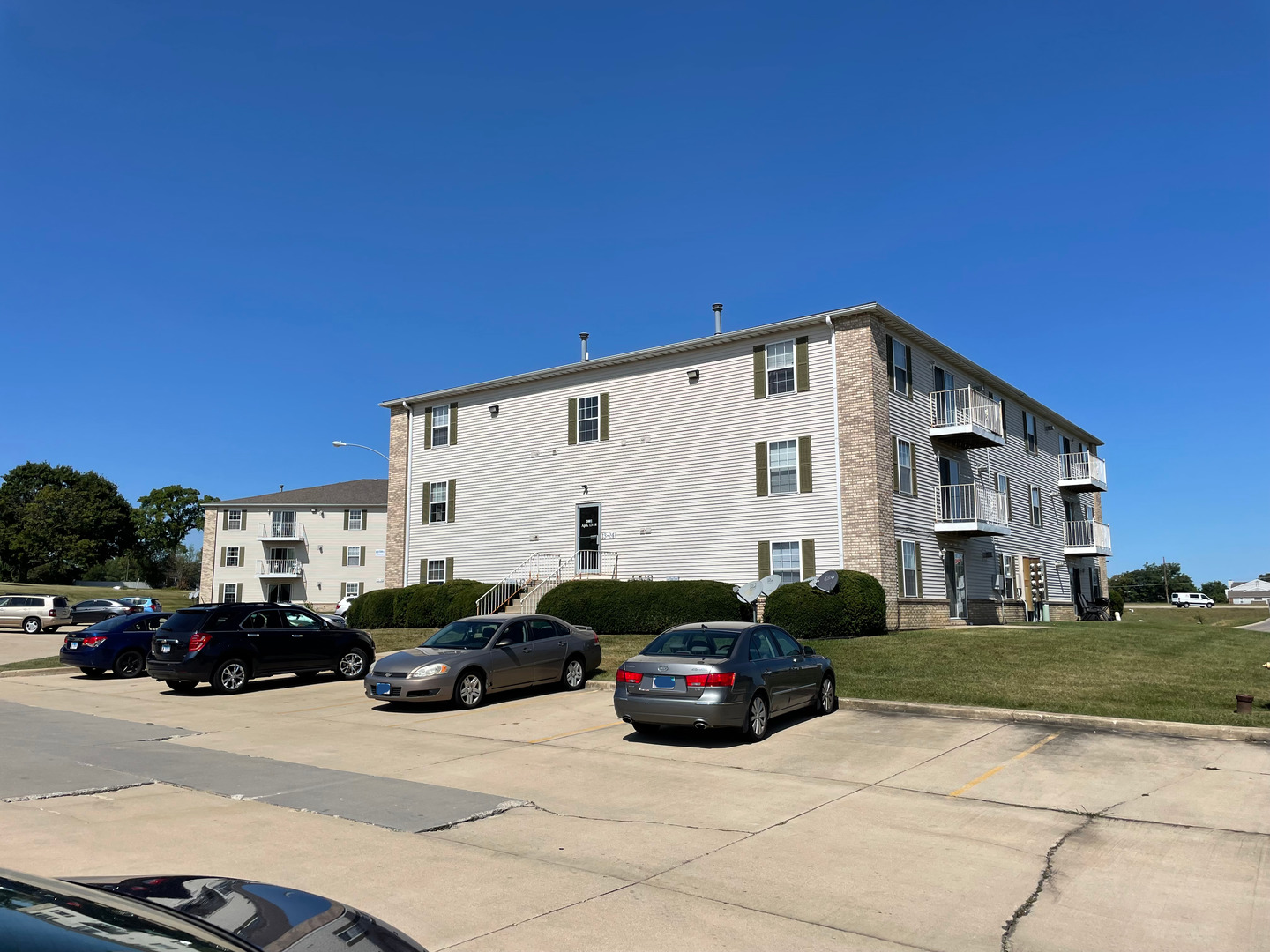 2001 S Morris Avenue, Bloomington, IL 61704