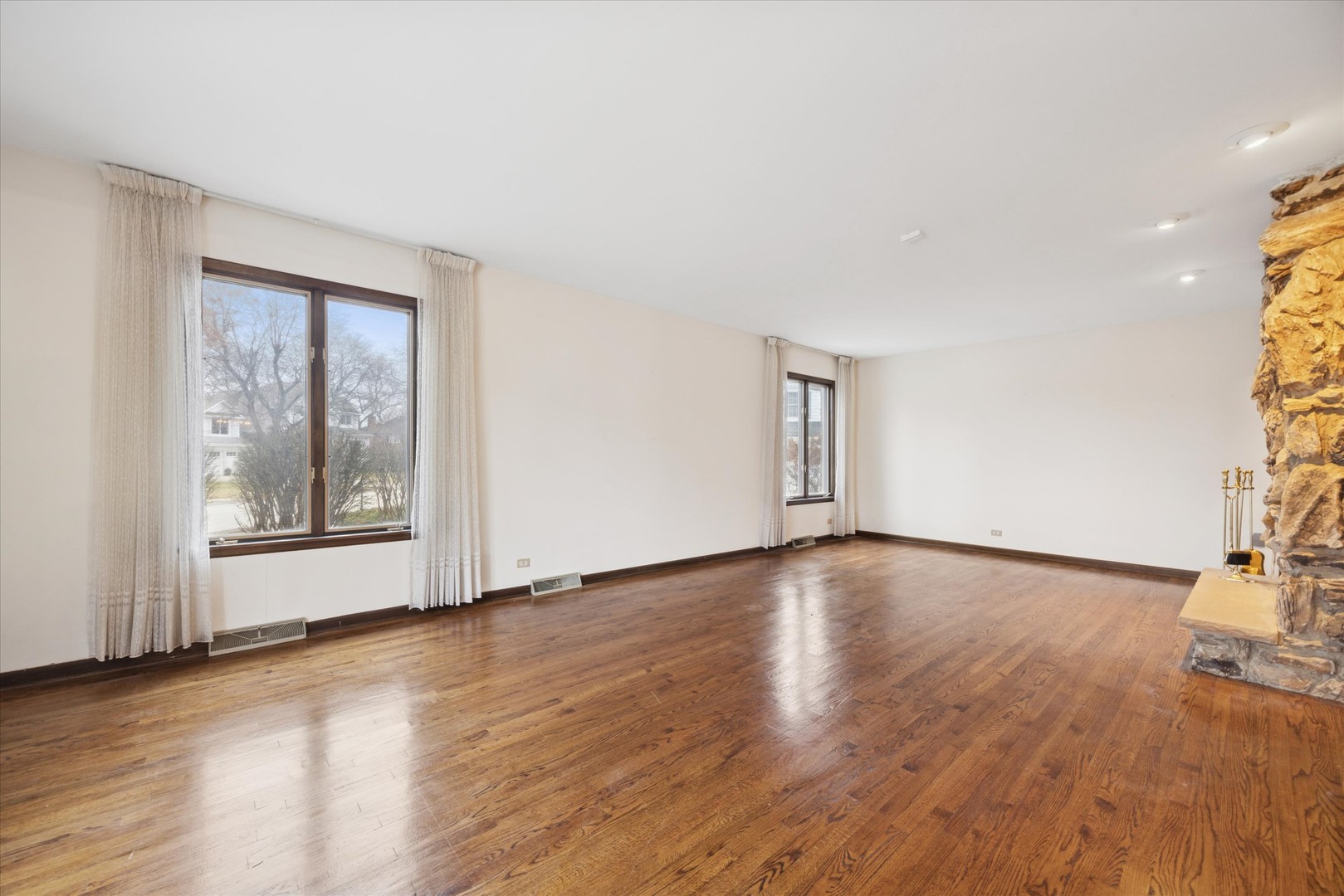 28 Concord Drive, Oak Brook, IL 60523