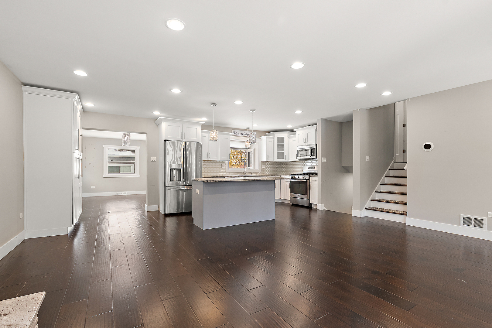 7433 S 88th Avenue, Justice, IL 60458